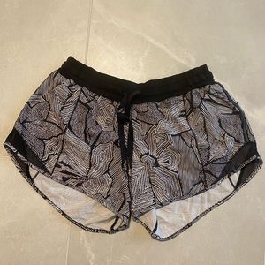 Lululemon Hotty Hot Short 4” Size 6